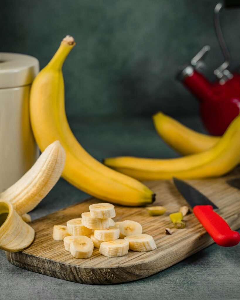 Bananas are rich in potassium and carbohydrates, helping muscles recover.
They are high-calorie fruits that boost energy and aid weight gain.
Add bananas to smoothies or peanut-butter toast.