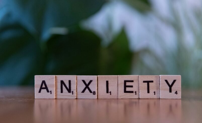 Sudden Anxiety at Night: Causes, Panic Attack Symptoms, and 6 Quick Calming Techniques